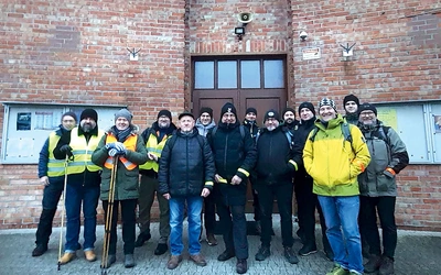 Pielgrzymi przed usteckim kościołem gotowi do drogi.