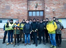 Pielgrzymi przed usteckim kościołem gotowi do drogi.