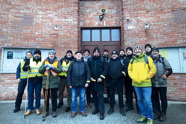 Pielgrzymi przed usteckim kościołem gotowi do drogi.
