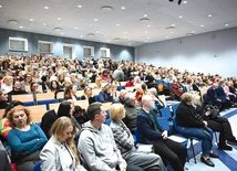 Aula politechniki wypełniła się po brzegi.