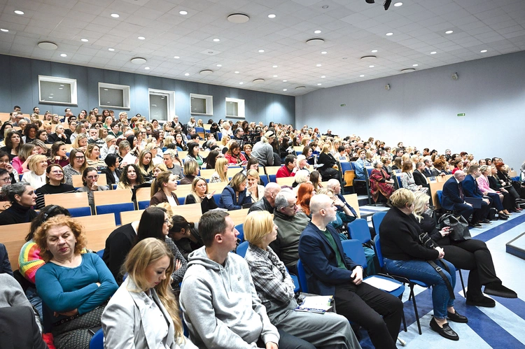 Aula politechniki wypełniła się po brzegi.
