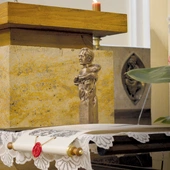 Laureat otrzymuje statuetkę z popiersiem patrona wyróżnienia.