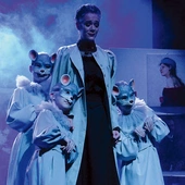 Tancerka kreująca postać Olgi „krakowskiej” i „paryskiej” (Ewelina Keller; Olgę „monachijską” gra Yana Loban) pełną ekspresji mimiką przekazuje publiczności ogrom emocji targających malarką.