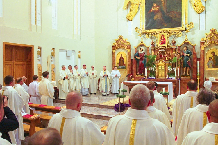 Biskupa otoczono modlitwą.