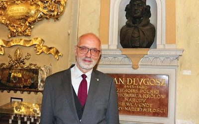 Dziejopis przy dziejopisie. Prof. Nowak idzie śladami swoich wielkich poprzedników. W kościele paulinów na Skałce, w którego krypcie jest pochowany Jan Długosz, stanął przy jego epitafium.