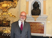 Dziejopis przy dziejopisie. Prof. Nowak idzie śladami swoich wielkich poprzedników. W kościele paulinów na Skałce, w którego krypcie jest pochowany Jan Długosz, stanął przy jego epitafium.