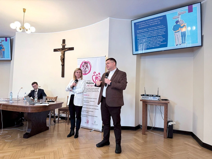 O nadchodzących zmianach duszpasterzom rodzin opowiedzieli ks. Kazimierz Musioł i Hanna Brocka-Fojcik.  