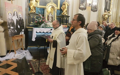 Powitanie relikwii i modlitwa przed nimi zgromadziły wiernych z całego miasta.