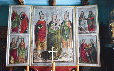 Najstarszy zachowany element wyposażenia kościoła – tryptyk przedstawiający Matkę Bożą z Dzieciątkiem w otoczeniu św. Stanisława i św. Marcina. Na skrzydłach widnieją postaci świętych: Piotra i Pawła, Jana Chrzciciela, Jakuba Starszego, Barbary, Katarzyny, Małgorzaty i Doroty.