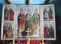 Najstarszy zachowany element wyposażenia kościoła – tryptyk przedstawiający Matkę Bożą z Dzieciątkiem w otoczeniu św. Stanisława i św. Marcina. Na skrzydłach widnieją postaci świętych: Piotra i Pawła, Jana Chrzciciela, Jakuba Starszego, Barbary, Katarzyny, Małgorzaty i Doroty.