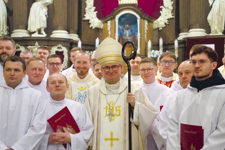 Biskup płocki dziękował szafarzom i ich bliskim za podjętą decyzję. W diecezji posługuje teraz 278 mężczyzn.