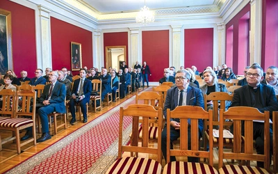 Uczestnicy konferencji naukowej w Sali Biskupów Wyższego Seminarium Duchownego w Płocku.