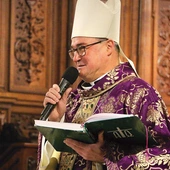 Biskup Stułkowski zachęca  za psalmistą: „Idźmy z radością  na spotkanie Pana”.