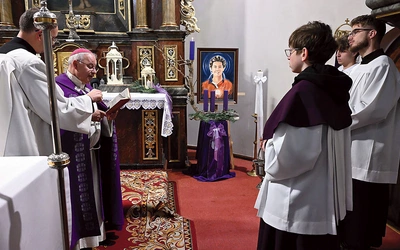 Podczas nieszporów biskup poświęcił wieńce adwentowe.