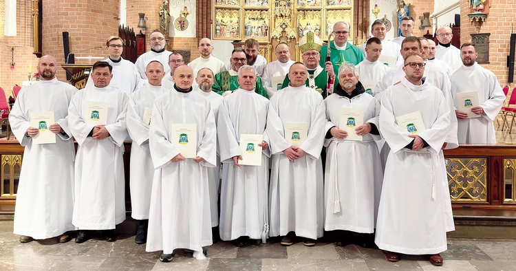 Nowi nadzwyczajni szafarze Komunii Świętej.