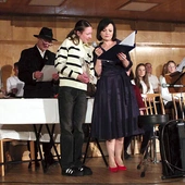 Alexandra Langer z Żyrowej (na pierwszym planie, z lewej, w sweterku w paski) zwyciężyła w najliczniejszej kategorii autorów z klas VII–VIII. 