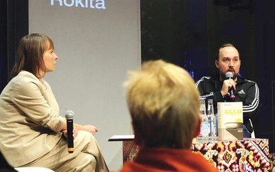 Spotkanie z pisarzem prowadziła Agnieszka Zientarska. 