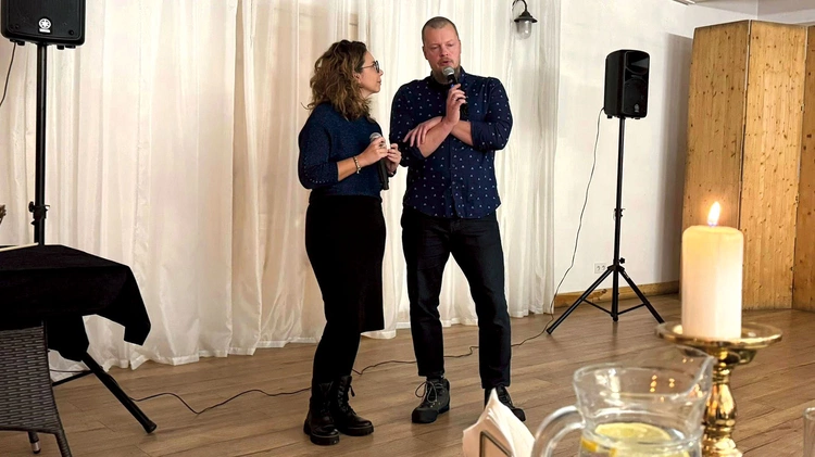  Magdalena i Michał Łabańcowie dzielili się doświadczeniem, jak Porozumienie bez przemocy pomogło w budowaniu bardziej dojrzałych relacji.