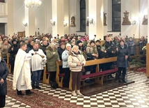 Ks. Mirosław Juchno pobłogosławił przyniesione przez wiernych róże.