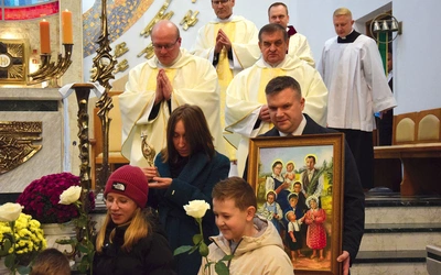 Relikwiarz i obraz beatyfikowanej rodziny nieśli Maria i Michał Ziółkowie.