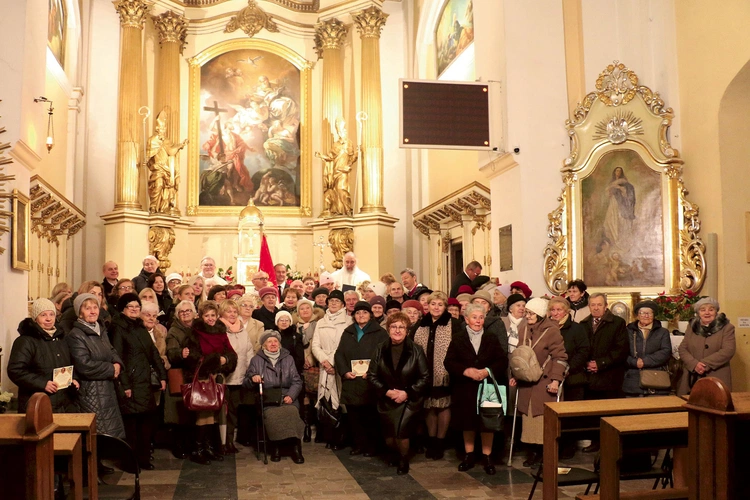 Członkowie stowarzyszenia spotykają się w kościele Świętej Trójcy. 