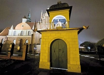 Odnowiony budynek bramny.