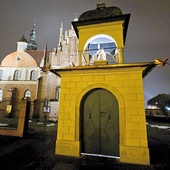 Odnowiony budynek bramny.