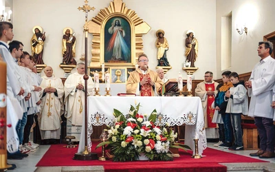 Ks. J. Kucharski modlił się razem z księżmi i wiernymi.