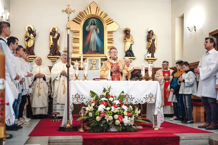 Ks. J. Kucharski modlił się razem z księżmi i wiernymi.