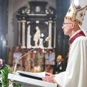  „Adwent to także zaproszenie do udziału w rekolekcjach, dniach skupienia, to zachęta do tego, by w naszym życiu było więcej modlitwy osobistej, zwłaszcza modlitwy biblijnej i modlitwy maryjnej, bo to właśnie Maryja, Jutrzenka Nowa, jest najlepszym wzorem przeżywania adwentowych dni” – pisze abp A. Galbas.