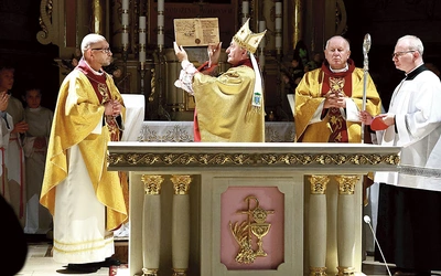 Złożenie relikwii w stole Pańskim.