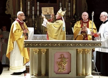 Złożenie relikwii w stole Pańskim.