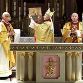 Złożenie relikwii w stole Pańskim.