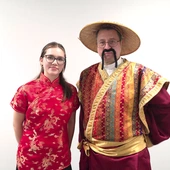  Ks. Wojciech Karpiel i Karolina Osuch  w dalekowschodnich stylizacjach promowali  spotkanie w Korei Południowej.