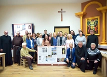  Uczestnicy seminarium z tablicą informacyjną o początku brzeskiego odcinka szlaku do Rzymu.