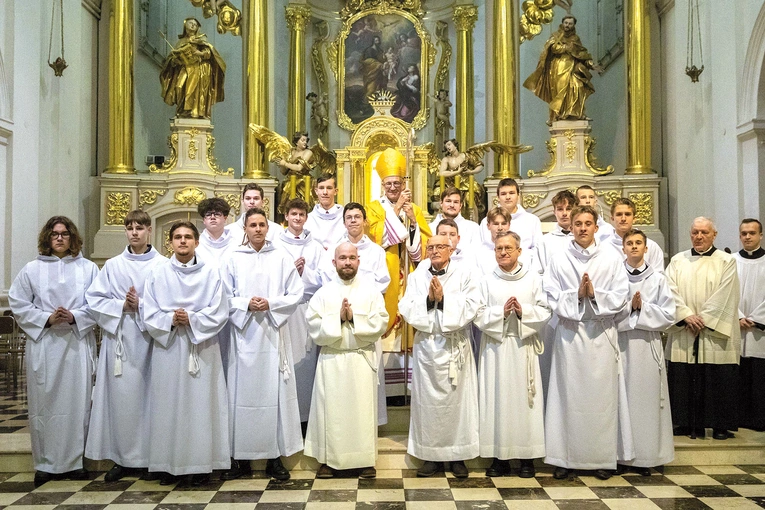  – Te białe alby to nie kostiumy. Nie jesteście aktorami na scenie, lecz świadkami. Nie chcę, byście „pełnili funkcję” lektora przez kilka minut w tygodniu. Chcę, byście byli lektorami zawsze. Bądźcie ludźmi, którzy mają żywy, codzienny kontakt ze słowem swojego Króla  – prosił metropolita warszawski.