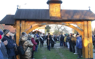 Błogosławiona gromadzi tu tłumy i prowadzi szlakiem, którym ona doszła do nieba.