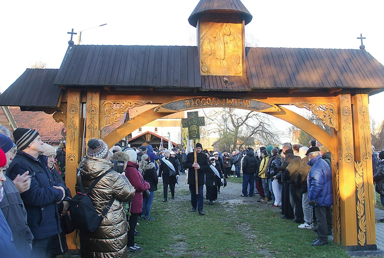 Błogosławiona gromadzi tu tłumy i prowadzi szlakiem, którym ona doszła do nieba.