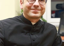 – Trzeba zobaczyć, że mamy  w kościołach jeszcze tłumy,  ale chyba niezbyt wielu uczniów.  Wiele osób przychodzi  w niedzielę  do kościoła,  ale niewielu żyje Ewangelią  na co dzień  – zwraca uwagę ks. Michał Dąbrówka.