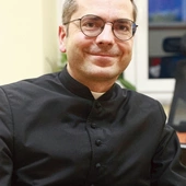 – Trzeba zobaczyć, że mamy  w kościołach jeszcze tłumy,  ale chyba niezbyt wielu uczniów.  Wiele osób przychodzi  w niedzielę  do kościoła,  ale niewielu żyje Ewangelią  na co dzień  – zwraca uwagę ks. Michał Dąbrówka.