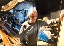  Pan Mirek ma 72 lata. W rupieciarni po dawnym warsztacie ślusarskim mieszka od 22 lat. Wspomina czasy, gdy po jego siedziska do fortepianów ustawiały się kolejki klientów, nie tylko z Polski, ale także z Belgii czy Danii. Chętnie sięga do przeszłości, bo tylko ona jest pewna. – Co będzie jutro? Nie wiem – szczerze wyznaje.
