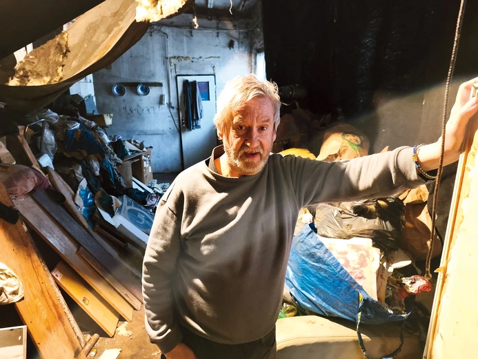  Pan Mirek ma 72 lata. W rupieciarni po dawnym warsztacie ślusarskim mieszka od 22 lat. Wspomina czasy, gdy po jego siedziska do fortepianów ustawiały się kolejki klientów, nie tylko z Polski, ale także z Belgii czy Danii. Chętnie sięga do przeszłości, bo tylko ona jest pewna. – Co będzie jutro? Nie wiem – szczerze wyznaje.