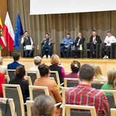 Jubileusz rozpoczął się 26 listopada  Mszą św. w kościele pw. św. Józefa Oblubieńca. Dzień później w sali kolumnowej Urzędu Marszałkowskiego odbyła się konferencja podzielona  na trzy panele. W pierwszym – „Godność, nadzieja, dom” – głos zabrali podopieczni Fundacji RONDO; w drugim – „Dom jako podstawowe prawo  – współczesne rozwiązania mieszkaniowe w polityce społecznej” – przedstawiciele władz miasta i regionu oraz eksperci, a w trzecim  – „Dom zaczyna się od drugiego człowieka” – pracownicy Fundacji RON…