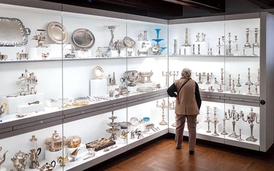  Osobną kategorię w Gabinecie Sreber i Platerów Warszawskich tworzą eksponaty ozdobione motywami zwierzęcymi, m.in. łabędzia, orła czy słonia. 