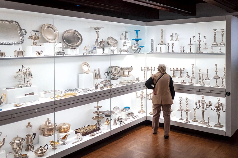  Osobną kategorię w Gabinecie Sreber i Platerów Warszawskich tworzą eksponaty ozdobione motywami zwierzęcymi, m.in. łabędzia, orła czy słonia. 