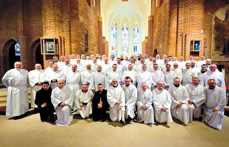 Uczestnicy listopadowych rekolekcji w Głogowie. W tym roku zaplanowano osiem tur.  Kolejne – od grudnia  do maja – odbędą się w Łagowie, a ostatnie czerwcowe w Rokitnie. Więcej informacji i link do zapisów: szafarze.diecezjazg.pl.