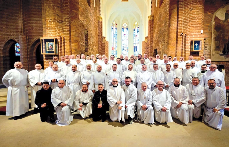 Uczestnicy listopadowych rekolekcji w Głogowie. W tym roku zaplanowano osiem tur.  Kolejne – od grudnia  do maja – odbędą się w Łagowie, a ostatnie czerwcowe w Rokitnie. Więcej informacji i link do zapisów: szafarze.diecezjazg.pl.