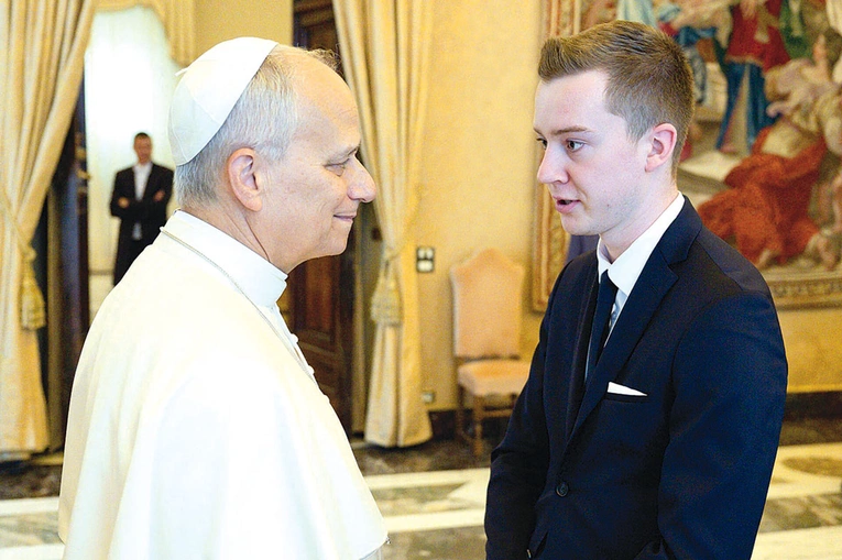 Zielonogórzanin jest studentem liturgiki na Papieskim Instytucie Liturgicznym w Rzymie, członkiem Komisji Liturgicznej Diecezji Zielonogórsko--Gorzowskiej oraz członkiem służby liturgicznej w bazylice św. Piotra na Watykanie. Jest koordynatorem projektu „Z pasji do liturgii”, który ma m.in. swoją stronę internetową: zpasjidoliturgii.pl oraz profil FB – Z pasji do liturgii.