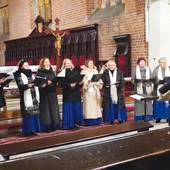 Po modlitwie psalmami uczestnicy spotkania wysłuchali improwizacji organowych dr. Adama Tańskiego, występu chóru Te Deum z parafii w Brzeziej Łące (na zdjęciu) oraz wykonali razem utwór H.J. Botora „Deus caritas est”.