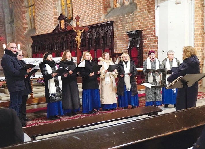 Po modlitwie psalmami uczestnicy spotkania wysłuchali improwizacji organowych dr. Adama Tańskiego, występu chóru Te Deum z parafii w Brzeziej Łące (na zdjęciu) oraz wykonali razem utwór H.J. Botora „Deus caritas est”.